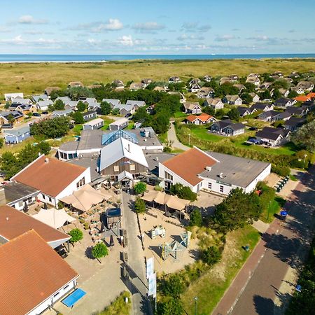 Modern lodge with two bath rooms, at 1 5 km from the beach Hollum  Exterior photo