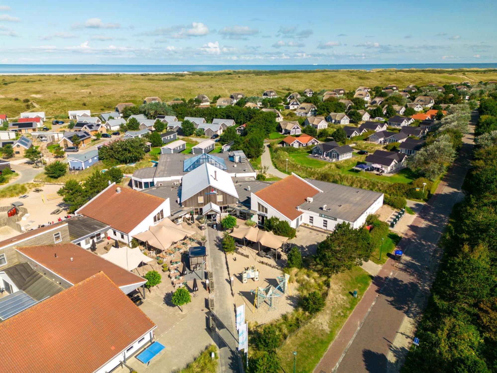 Modern lodge with two bath rooms, at 1 5 km from the beach Hollum  Exterior photo