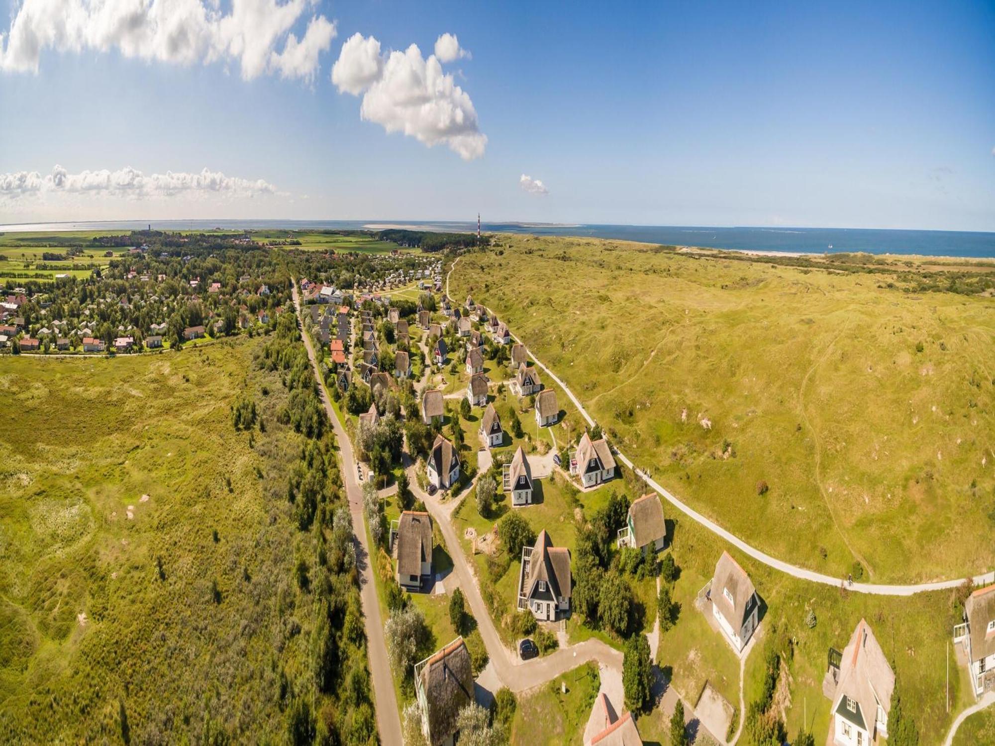 Modern lodge with two bath rooms, at 1 5 km from the beach Hollum  Exterior photo